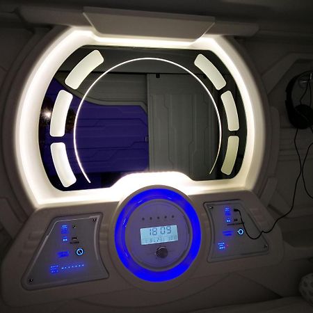 The Capsule Hotel Colombo Esterno foto
